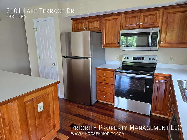 2101 Lake Terrace Dr — Photo 2