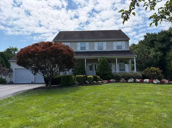 8 Ashford Ln, Huntington, NY 11743