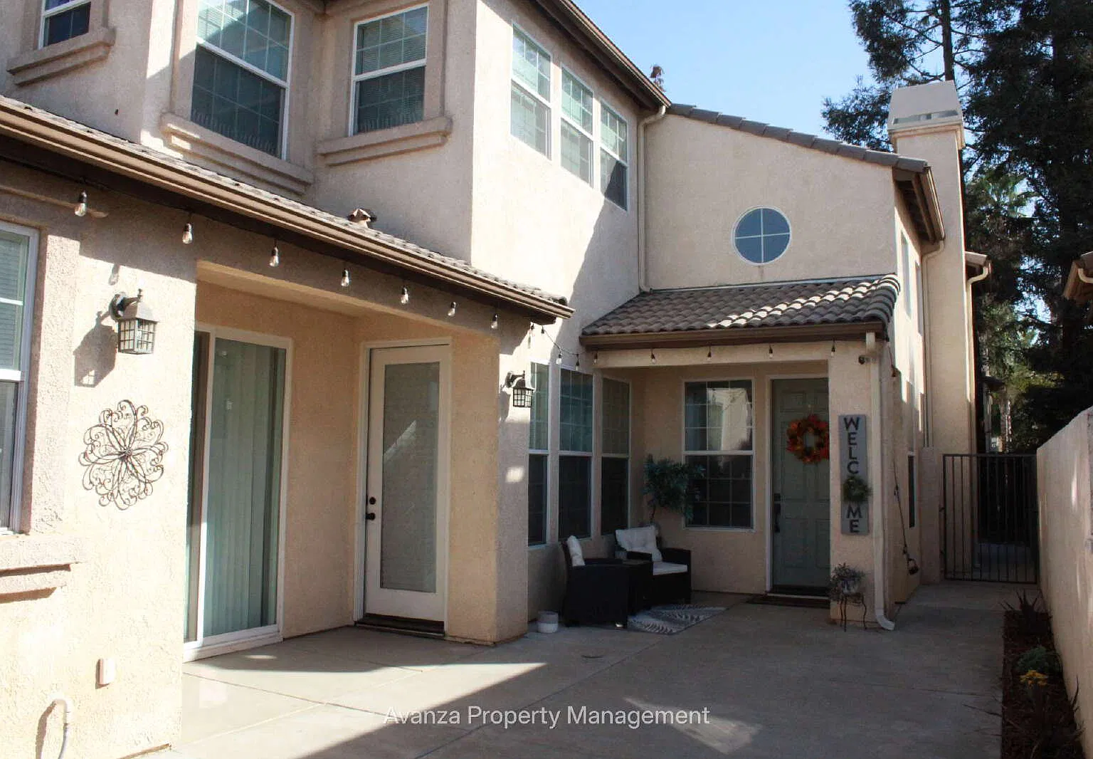 3 bed, 3.0 bath, 1942 sqft, $2,595 — Photo 2