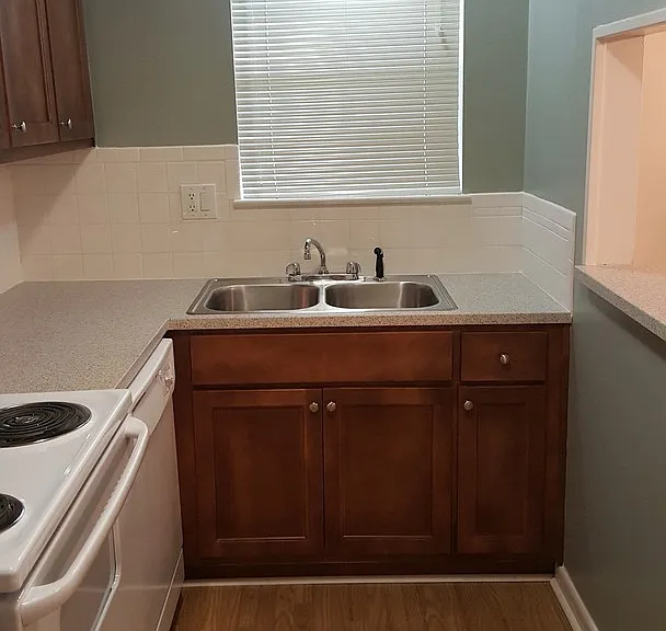 Chateau Orleans Apartments — Photo 60