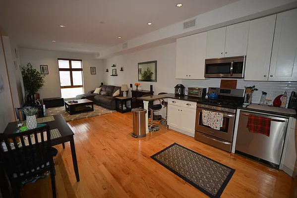 Rented by Voro, LLC | media 28