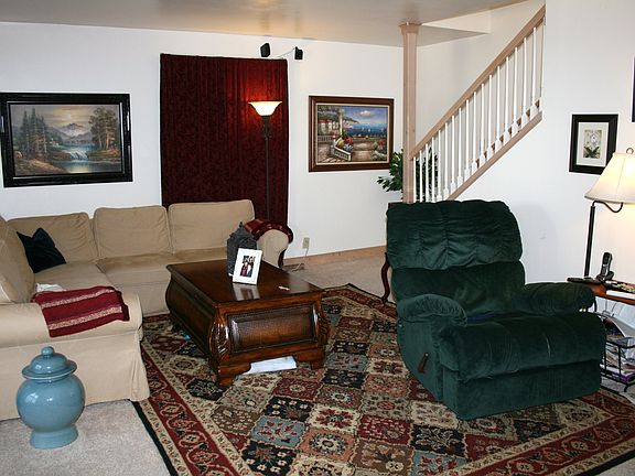 Spacious Living Room 