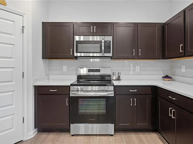 229 Dupont Dr — Photo 10