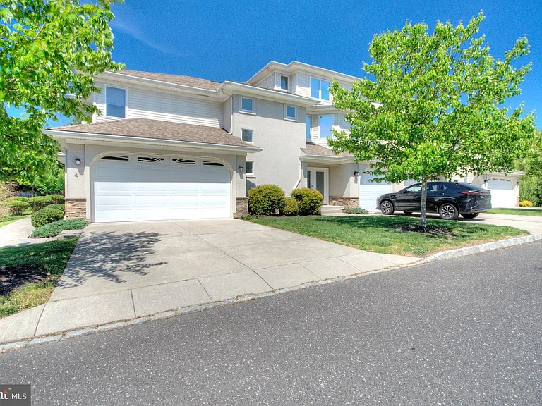4 Regency Ct — Photo 2