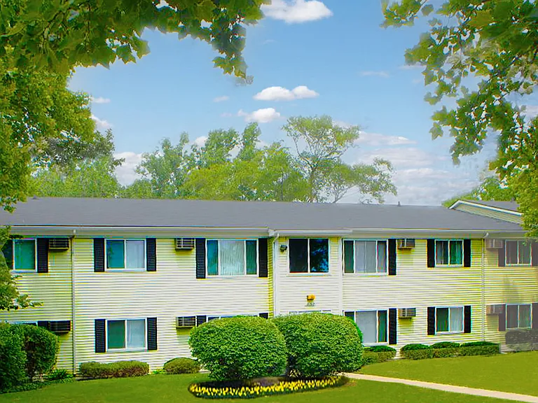 Live in upscale Farmington Hills near shopping, restaurants, entertainment and major freeways, but in a residential private and quiet friendly community.