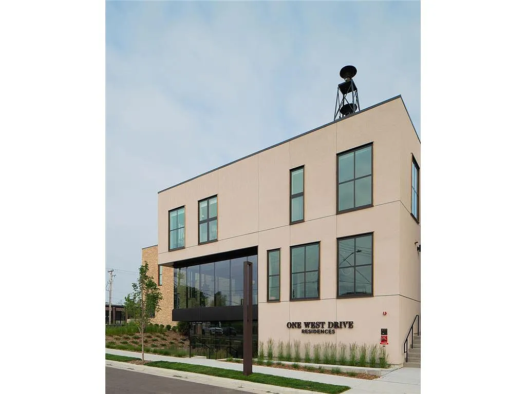 Building Photo - One West Drive