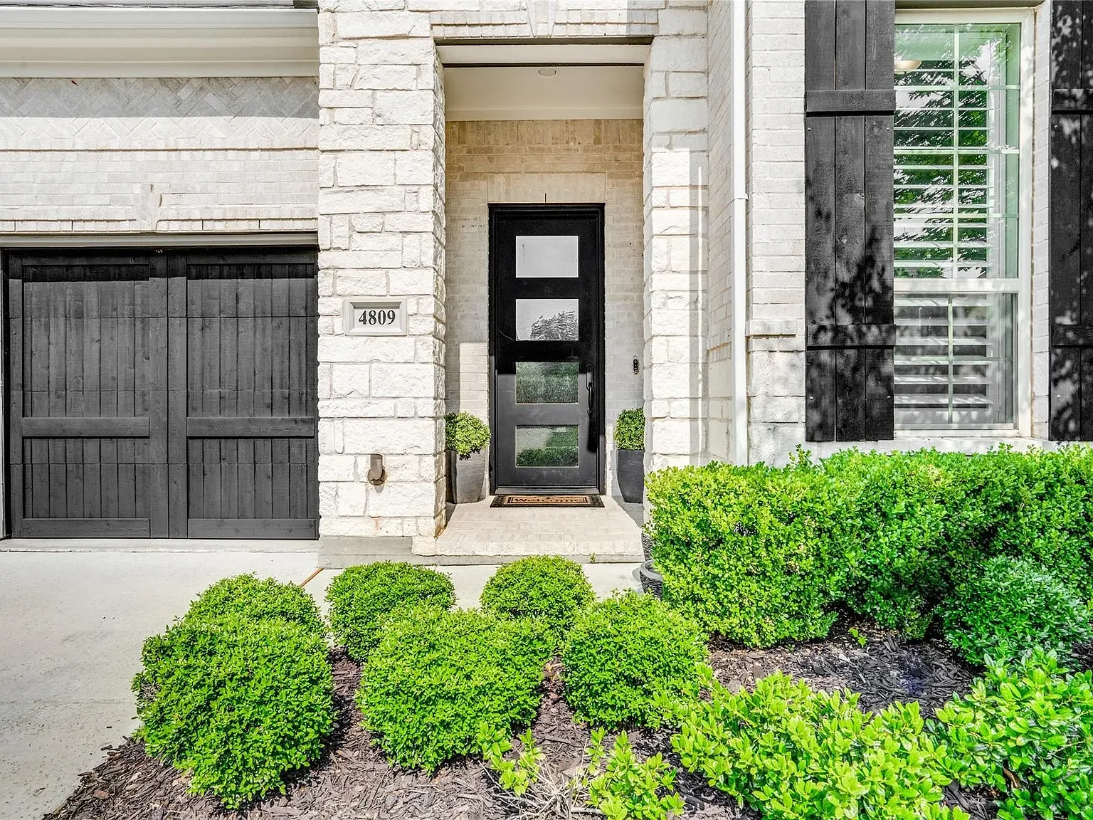 4 bed, 4.5 bath, 3385 sqft, $5,300 — Photo 3