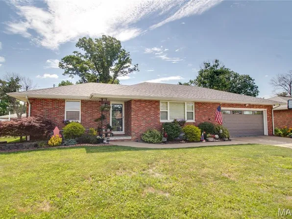 5511 Ladue Dr, Godfrey, IL 62035