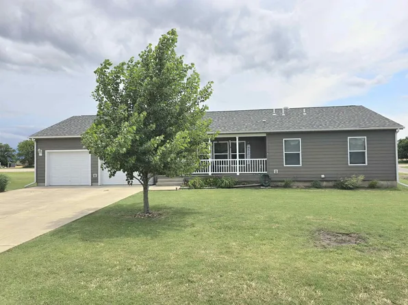 907 Fork Ct, Victoria, KS 67671