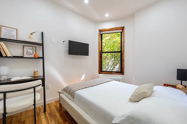 Bedroom, photo 11