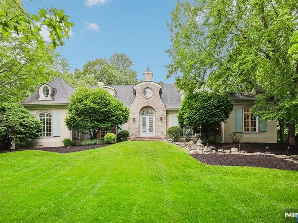 505 Timberline Dr, Franklin Lakes, NJ 07417