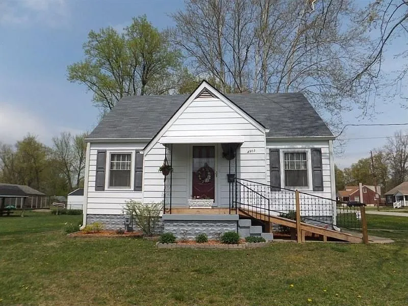 4903 Greenwood Rd photo 1