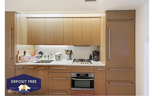 Rented by Douglas Elliman | $3,900