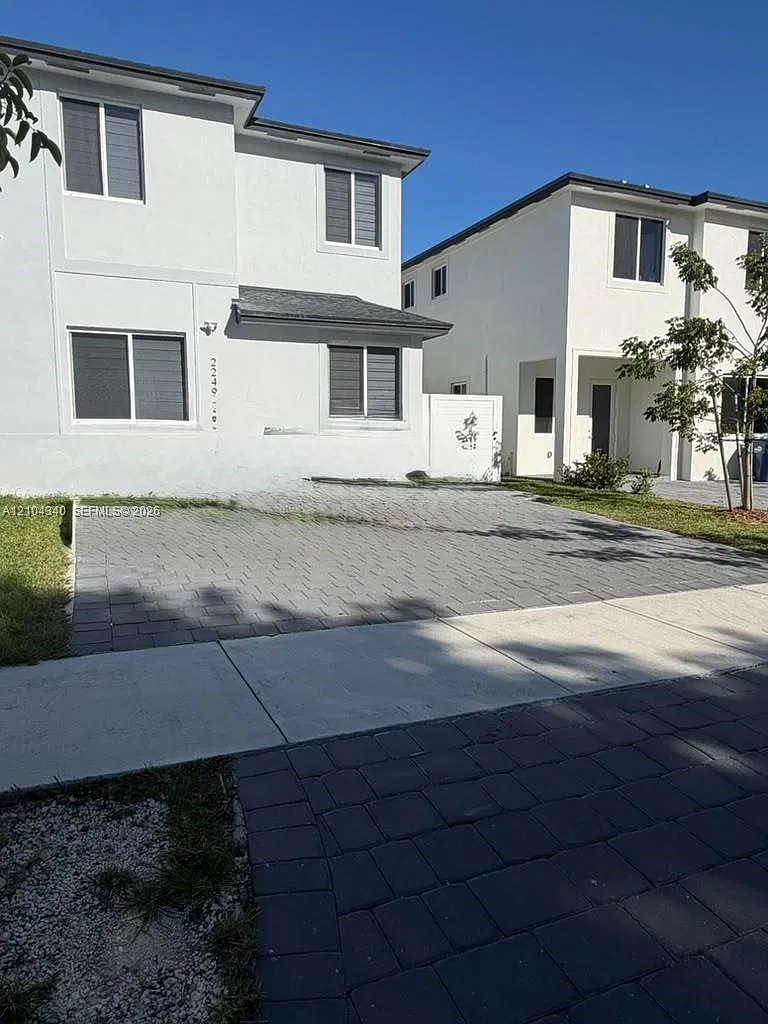 Chloe Estates — Photo 2