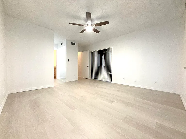 3757 Victoria Dr — Photo 15