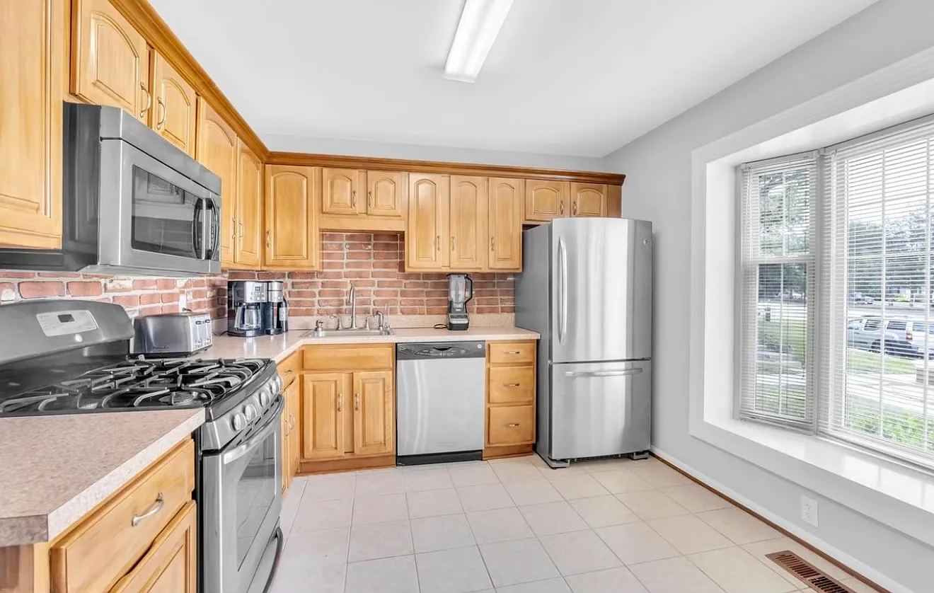 3 bed, 3.5 bath, 1496 sqft, $3,150 — Photo 2