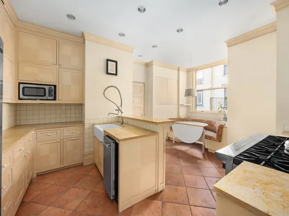 563 Park Avenue image 3 of 10