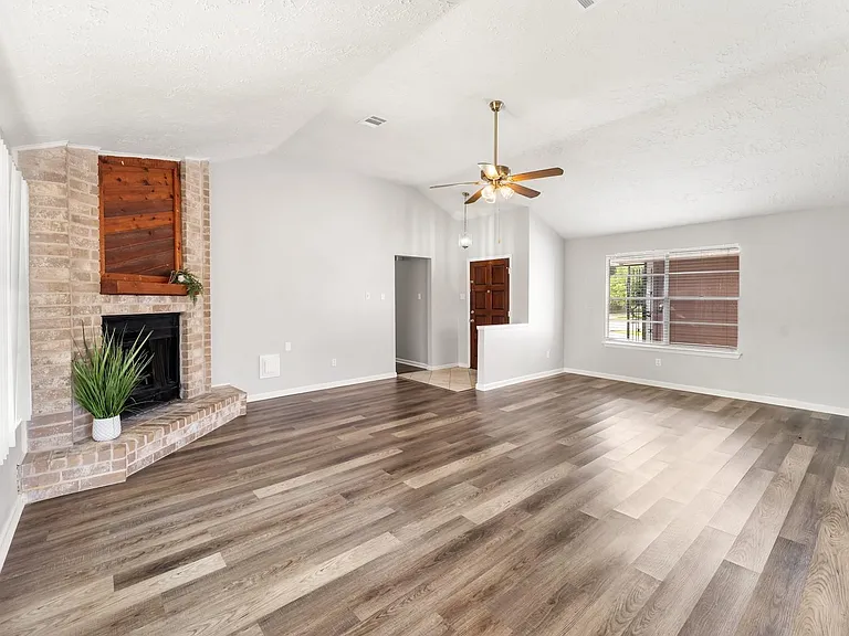 1202 Manorglen Dr — Photo 5