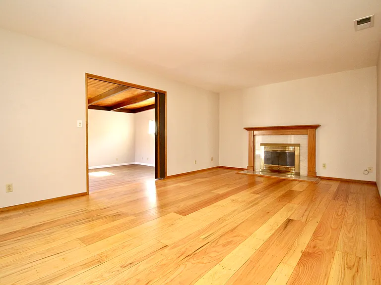 1358 Henderson Ln — Photo 12
