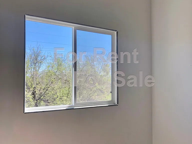 575 E Roger Rd — Photo 7