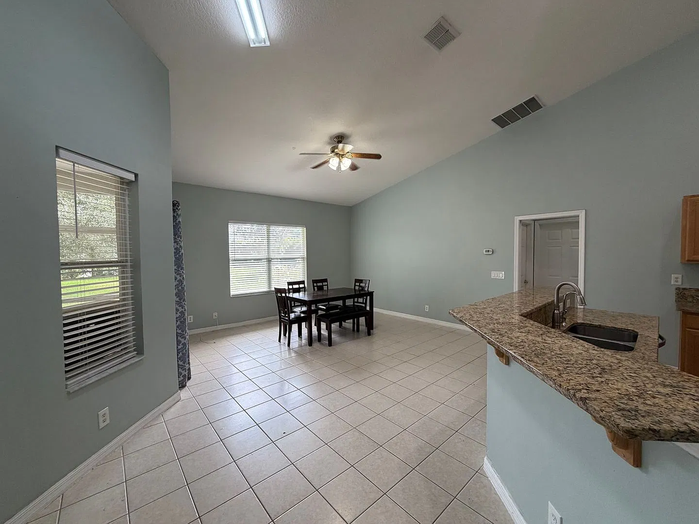 Beautiful spacious home in desireable Harbor Hills! — Photo 3