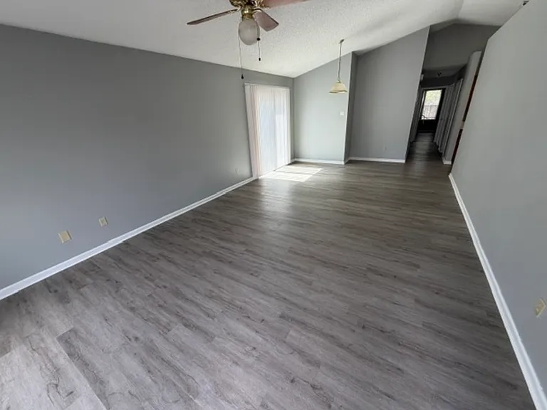 5061 Knightsbridge Cir N — Photo 11