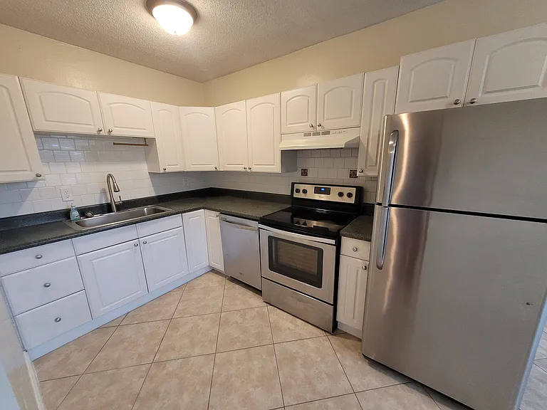 1701 NE 42nd Ct — Photo 3