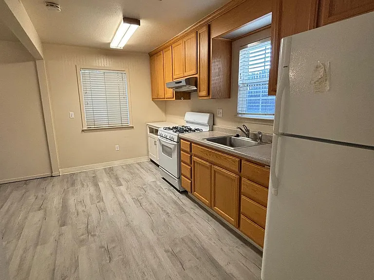 6905 Brentwood Blvd — Photo 2