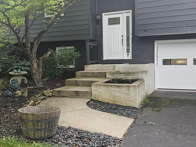 400 Spring Lea Dr — Photo 2