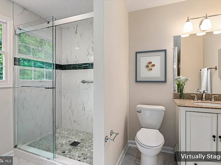 9708 Locust Hill Dr — Photo 32