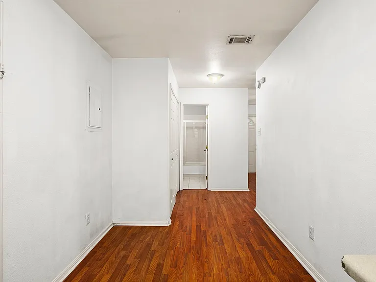 2610 E 3rd St #B — Photo 6