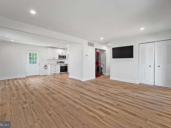 5th image of 548 Berkshire Dr