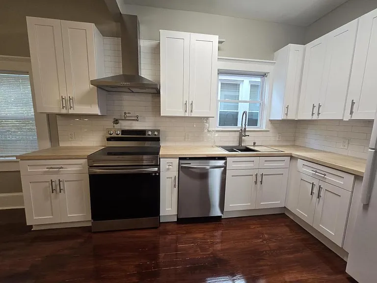 655 E Henry St — Photo 11