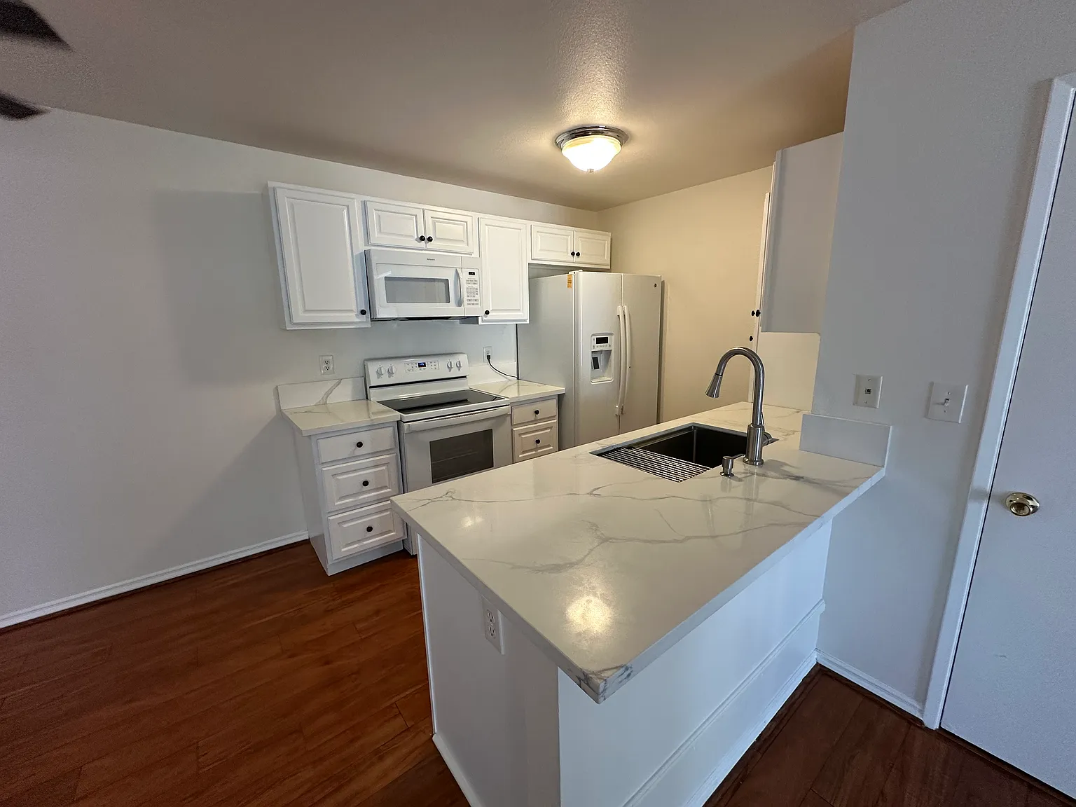 2 bed, 895 sqft, $3,300 — Photo 2