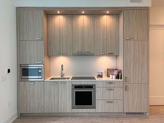 3rd image of 858 Dupont St #Penthouse 17