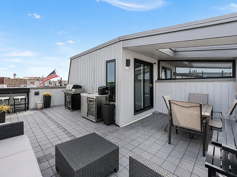 1726 Waterloo St — Photo 23