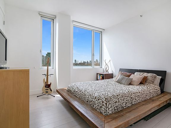 3rd image of 525 Borden Ave #10L
