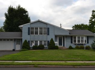 2060 Carlson Dr, Willow Grove, PA 19090