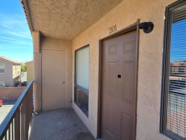 4300 N Lamont St #201 — Photo 2