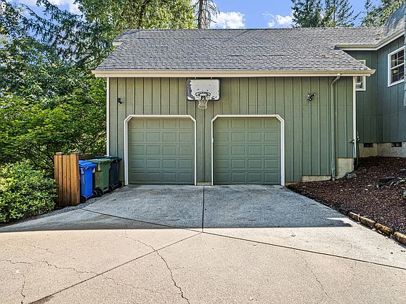 3rd image of 75 Marlboro Ln