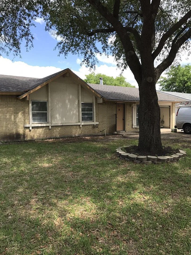 Beautiful 3 Bedroom 2 Bathroom in Plano! — Photo 1
