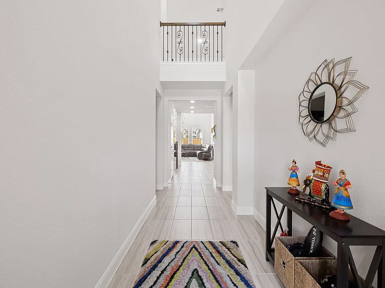 724 Pioneer Grv — Photo 4