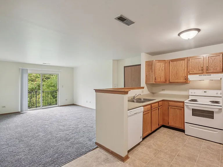 Maple Leaf Apartments — Photo 1