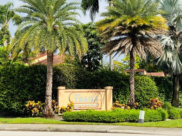 1407 Lakeview Dr E, Royal Palm Beach, FL