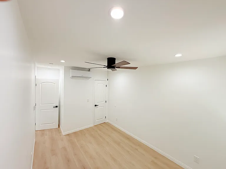 5659 Woodman Ave — Photo 8