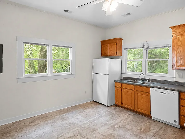 211 Armour St — Photo 9