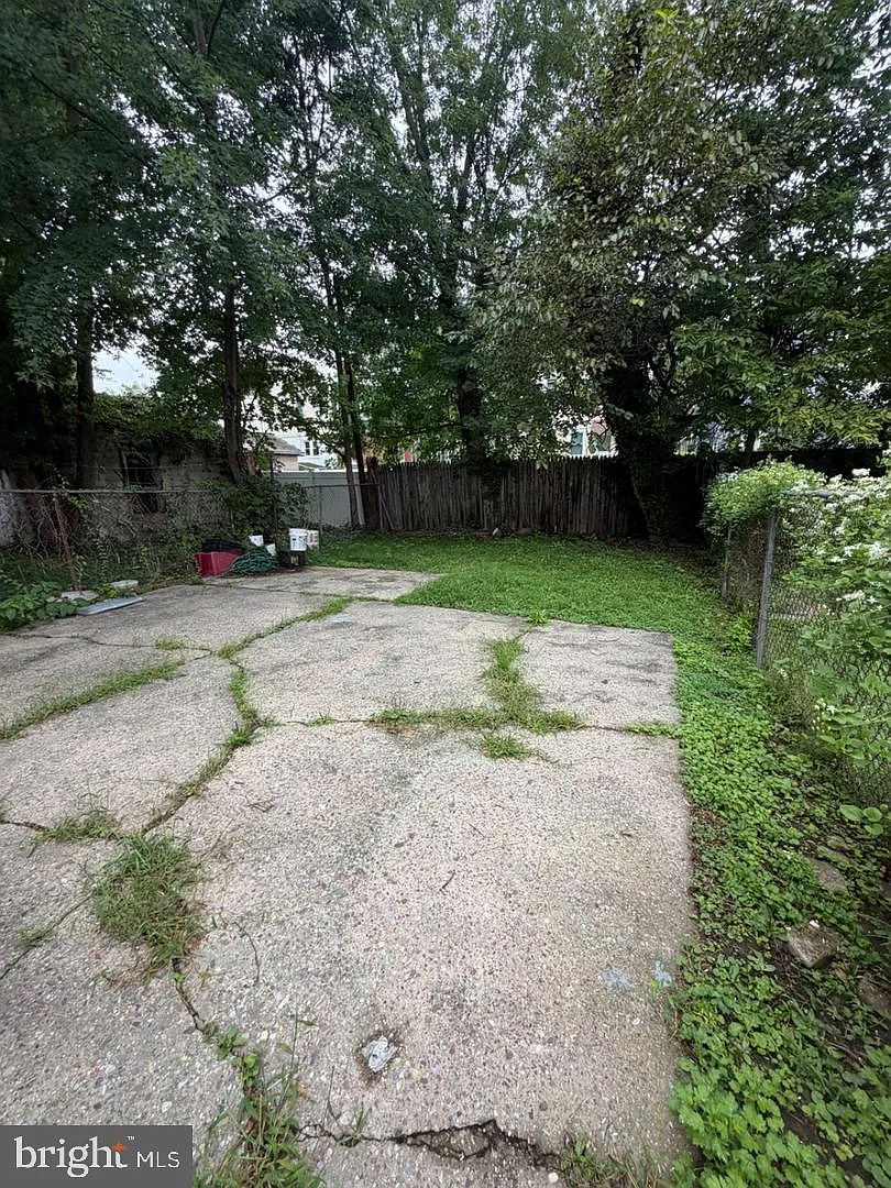 4 bed, 2.0 bath, 2382 sqft, $2,400 — Photo 2