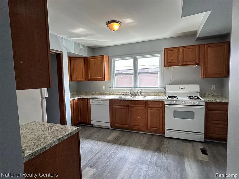27626 Brettonwoods St — Photo 5