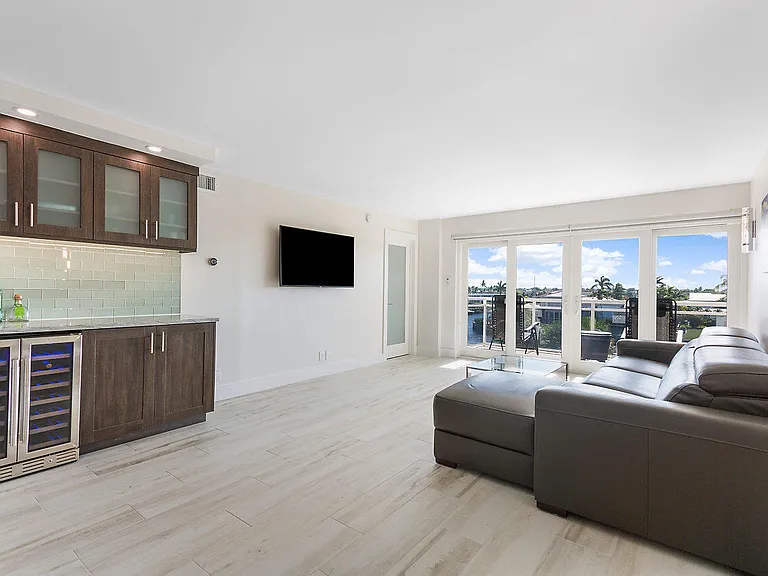 1160 Hillsboro Mile #305 — Photo 9