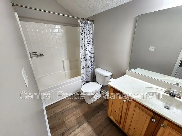 303 Rexford Dr — Photo 16